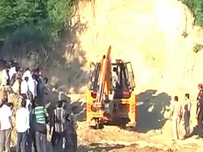 Videos : लखनऊ : मिट्टी के टीले के नीचे दबकर तीन की मौत