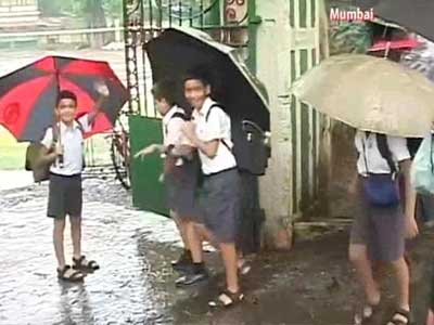 Video : Mumbai rain: People advised to stay home, take children back from school