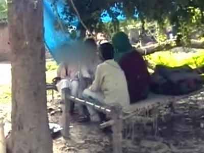 Videos : प्रतापगढ़ : एड्स से मरे मां-बाप, कब्रिस्तान में रहने को मजबूर बच्चे