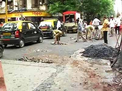 Video : Mumbai's civic body rushes to fill potholes after rains stop