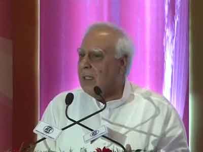 Video : Kapil Sibal criticises Planning Commission's definition of poverty