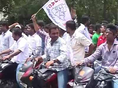 Video : Telangana tangle: Will resign if Andhra Pradesh is split, Congress ministers to Sonia Gandhi