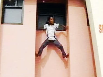 दीवार पर चढ़ती भारत की 'स्पाइडर गर्ल'