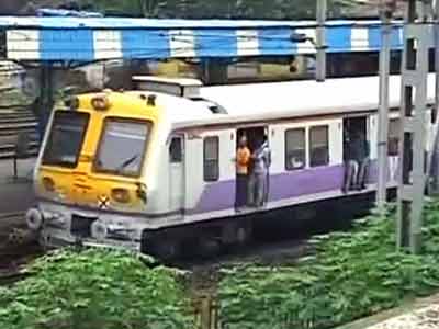 Videos : मुंबई की लोकल ट्रेन में हुई छेड़छाड़
