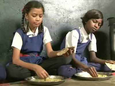 Video : Test mid-day meals on stray dogs, say teachers in Madhya Pradesh
