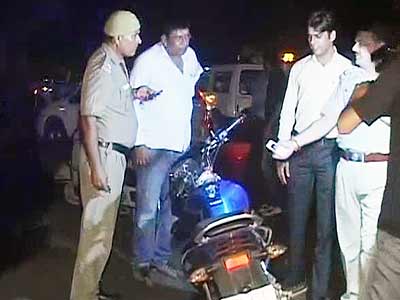 दिल्ली : पुलिस फायरिंग में बाइकर की मौत, एक अन्य घायल