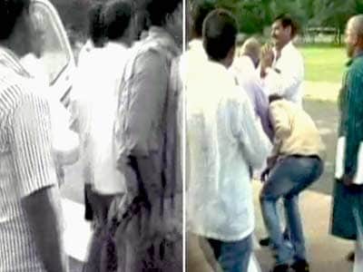 Video : कैमरे में कैद : डीएम, एएसपी ने छुए शिवपाल यादव के पैर