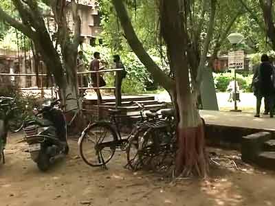 JNU student attacks female friend with cleaver, then kills himself JNU student attacks female friend with cleaver, then kills himself