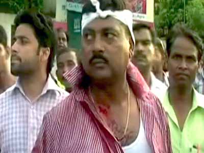 Videos : सपा कार्यकर्ताओं ने की पुलिसवालों की पिटाई