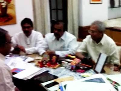 Video : Telangana: Seven Congress MPs quit, four central ministers climb down