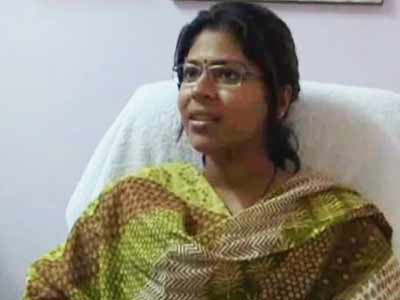 दुर्गा शक्ति के निलंबन पर घिरी यूपी सरकार