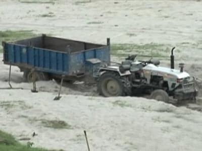 Video : With IAS officer Durga suspended, free run for sand mafia along Yamuna