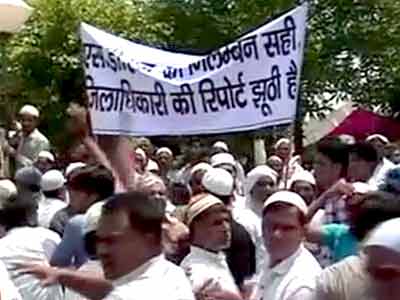 डीएम कार्यालय पर भाटी समर्थकों का प्रदर्शन