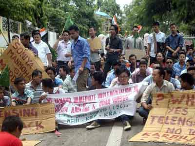 Videos : असम : करबी आंगलांग में अब भी तनाव