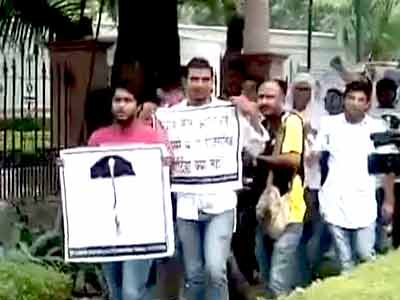 Videos : पीएम आवास के बाहर धरना देने पहुंचे आरटीआई एक्टिविस्ट