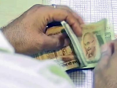 डॉलर के मुकाबले रुपये में रिकॉर्ड गिरावट, 61.50 तक पहुंचा