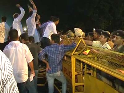 Video : Protests by BJP outside Defence Minister Antony's house
