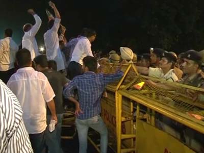 Videos : पाक हमले के विरोध में बीजेपी का एंटनी के घर पर प्रदर्शन