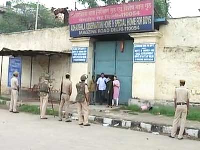 Video : Chaos at juvenile home where teen accused of Delhi gang-rape is kept