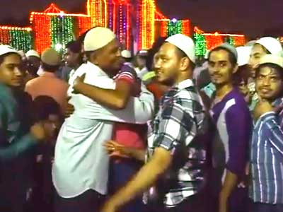 Videos : ईद का चांद दिखा, शुक्रवार को ईद