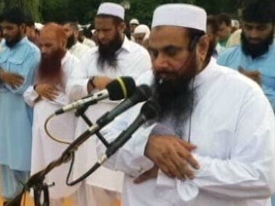 Video : 26/11 mastermind Hafiz Saeed leads Eid prayers in Lahore