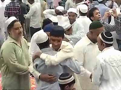Videos : देशभर में धूमधाम से मनाई जा रही है ईद