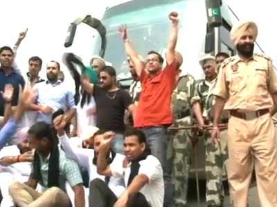 Video : Protesters stop Delhi-Lahore bus near Amritsar over killing of soldiers