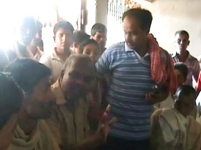 Videos : शहीदों का अपमान : मंत्री गौतम सिंह को लोगों ने बनाया बंधक!