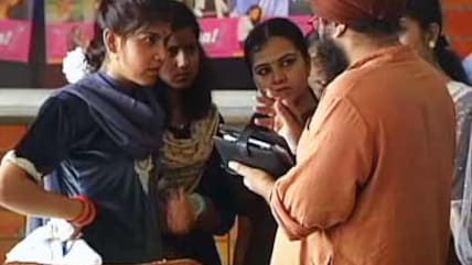 छुपा रुस्तम : सिनेमा हॉल में सीट का टोटा...