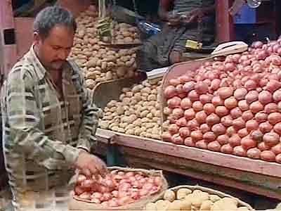 दिल्ली में सेब के भाव मिल रहा प्याज