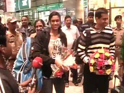 World badminton bronze medallist PV Sindhu, Gopichand get hero's welcome