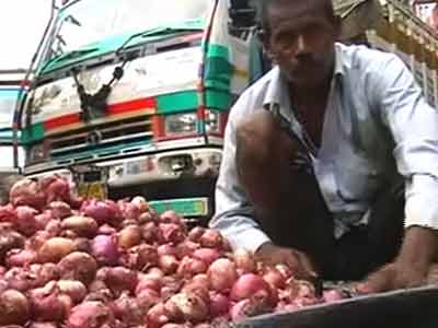 प्याज के दाम और चढ़े, निर्यात रोकने की मांग