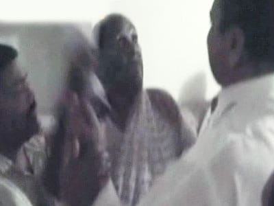 Videos : महाराष्ट्र : कांग्रेसी नेता को सरेआम पड़ा तमाचा