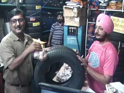 Video : In Jamshedpur, buy tyres, get onions free