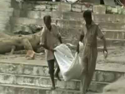 Video : In UP, cops caught on camera abandoning dead bodies in river