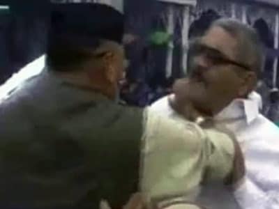 Videos : मसूरी : तिरंगा फहराने को लेकर भिड़ गए दो नेता