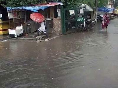Videos : जोरदार बारिश ने रोकी दिल्ली की रफ्तार