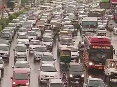 Delhi's Friday begins with heavy rain, traffic jams