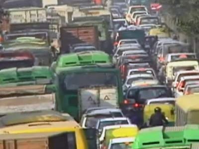 वाहनों के बोझ तले दब रही है दिल्ली