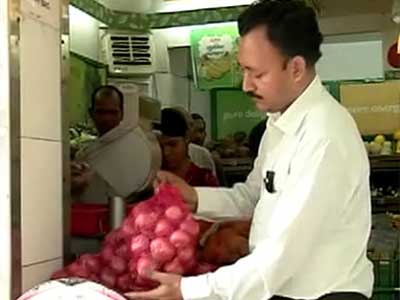 Video : Delhi government to sell onion at Rs. 50 per kg through mobile vans
