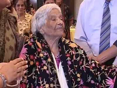 Video : Big B wishes fan on her 100th birthday