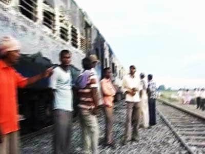 बिहार : एक्सप्रेस ट्रेन से कुचलकर 28 की मौत