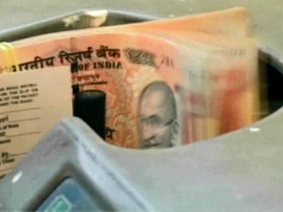 Video : Rupee falls to record low; bond yields hit 5-year high