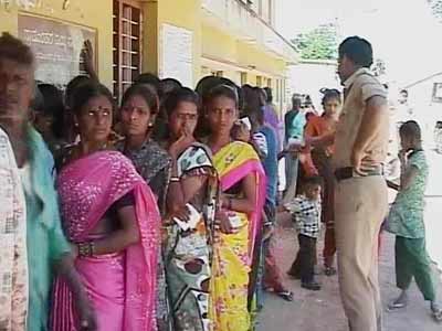 Video : Karnataka bypolls: Voting for two vacant Lok Sabha seats begins