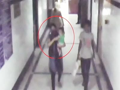 Video : दिल्ली के अस्पताल से बच्चा चुराती महिला कैमरे में कैद