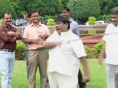 Telugu Desam MP whips himself outside Parliament
