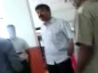 Video : Will have you stripped: Shiv Sena leader to toll plaza staff