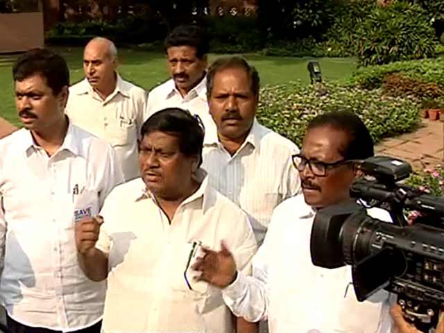 Video : Telangana: Protesting Andhra Pradesh MPs suspended for causing 'grave disorder'