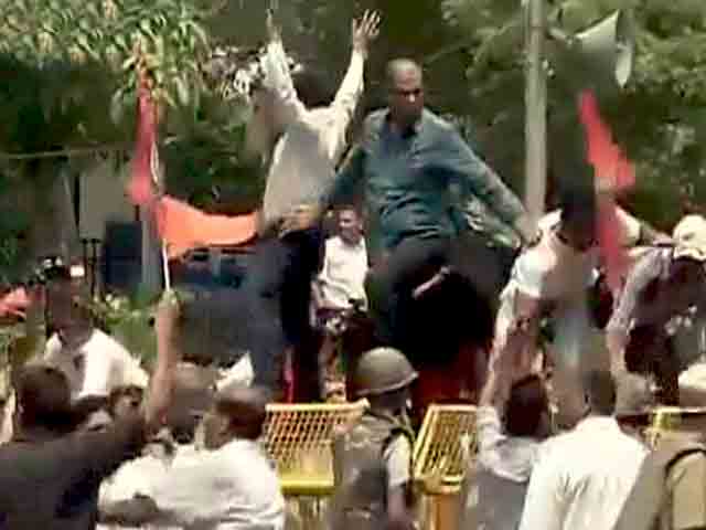 84 कोसी परिक्रमा : असफल वीएचपी का जंतर-मंतर पर प्रदर्शन