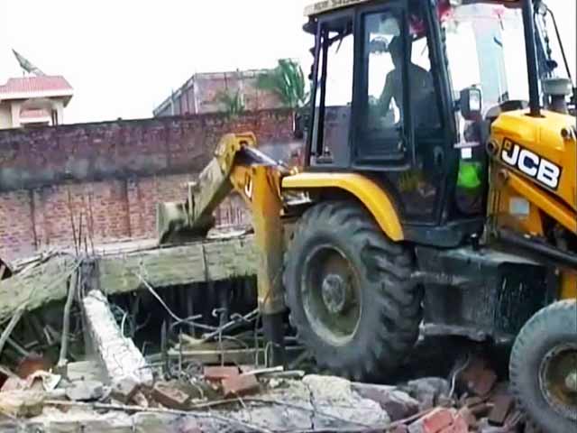 विधायक के बेटों ने डॉक्टर का मकान गिरवाया!